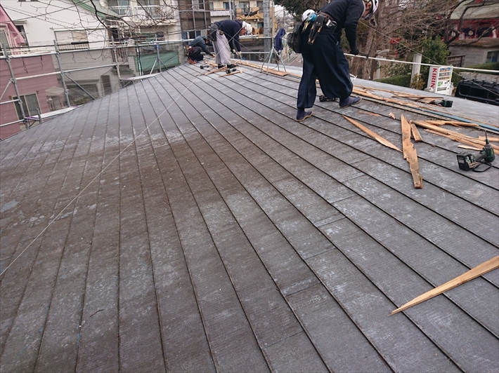 日野市新井で雨漏りしている金属屋根をスーパーガルテクトへの葺き替え工事で直します