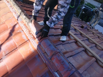 多摩市桜ケ丘で下地に傷みが出始めている瓦葺き屋根の葺き直し工事が始まりました