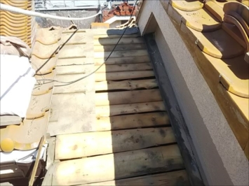 古い防水紙を撤去した屋根