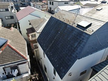 北区赤羽にて、3階建て一部屋根が急勾配になっている屋根をドローンを使用し調査致しました