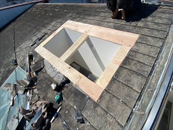 板橋区大山金井町で屋根工事に合わせて天窓をベルックス製に交換工事いたしました