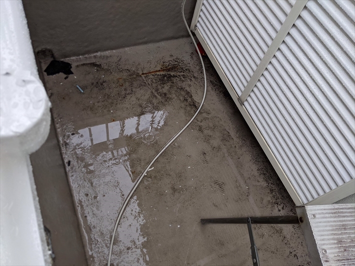 府中市東芝町にてバルコニーに水たまりができてしまうお宅の調査を行いました