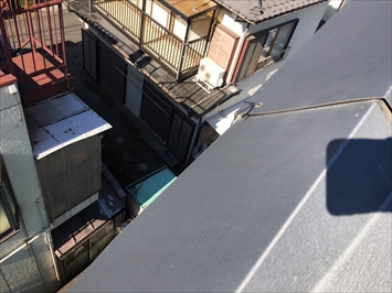 下から針金で引っ張って押さえておりました