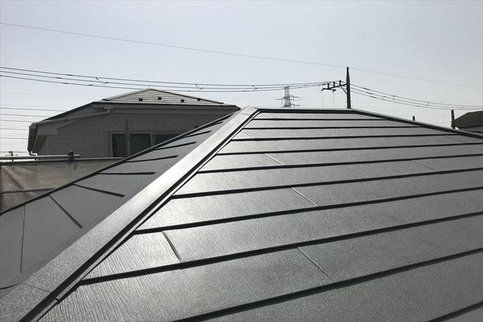 ガルバリウム鋼板製の屋根材を使用した屋根カバー工事　完工写真