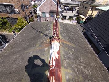 板橋区大谷口で棟板金のサビが目立ってきたので屋根改修工事をご検討のお客様のコロニアル屋根調査に伺いました