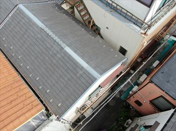 荒川区町屋で屋根の浮き上がりを指摘されたお客様の化粧スレート屋根をドローン調査に伺いました