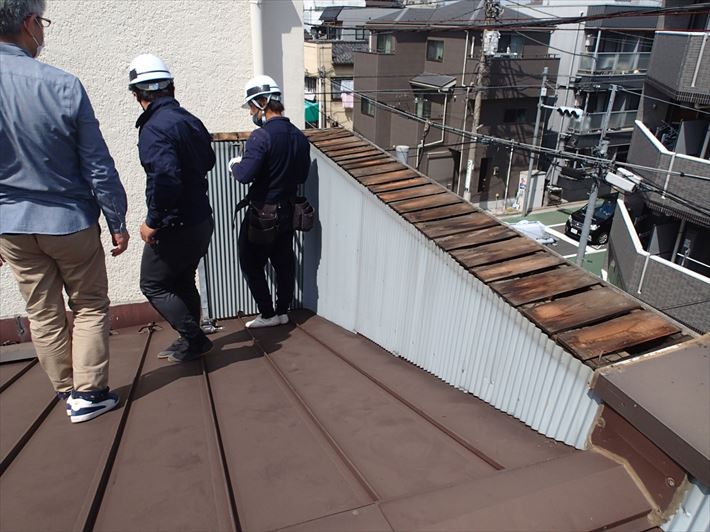 板橋区坂下で雨漏り調査のためにパラペット笠木を取り外してみました