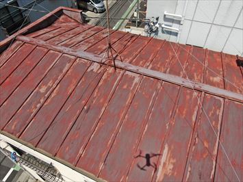 荒川区東尾久で風災被害に遭われた瓦棒屋根の調査に伺いました