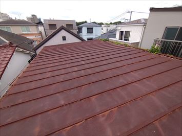 北区上中里で木造モルタル造瓦棒葺きアパート屋根の改修工事調査に伺いました