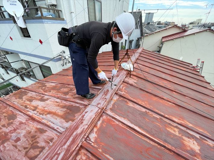 荒川区東尾久で強風で飛んでしまった瓦棒屋根の棟板金交換を行いました