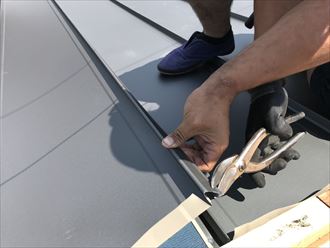 形状加工しながら屋根材を取り付け