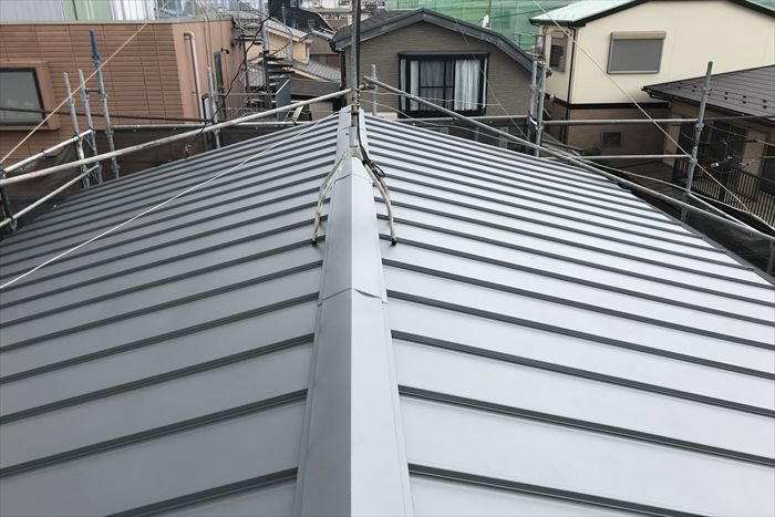 銀黒カラーのアールロック屋根
