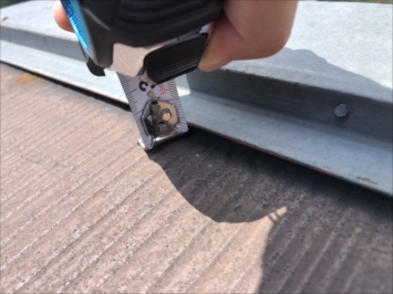 調布市多摩川で棟板金の浮きを指摘された屋根を点検しました