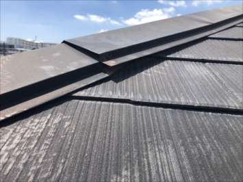 調布市多摩川で棟板金が緩んだ屋根の点検をしました