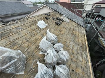 江東区南砂で軒先が壊れた瓦屋根の半面を葺き替え工事にはいりました