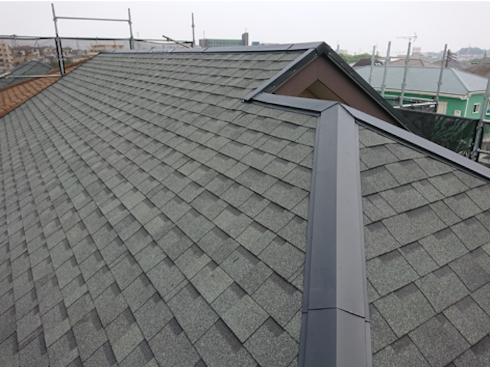江戸川区西小岩にて、ボロボロになったパミール屋根をアスファルトシングル屋根材「オークリッジスーパー」で屋根カバー工事