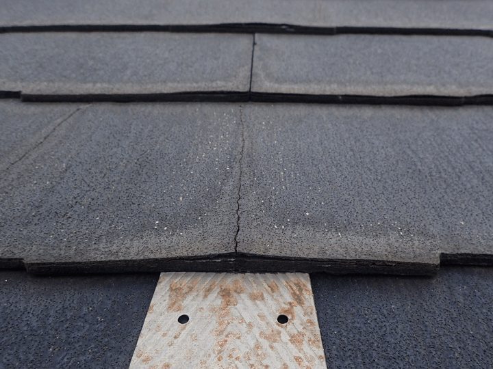 墨田区八広にて剥離が始まったパミールを屋根カバー工法でリフォーム