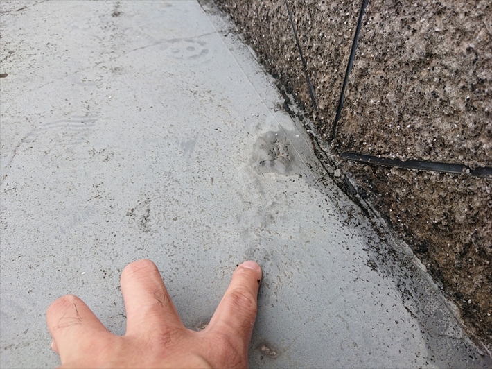 防水層が膨れています