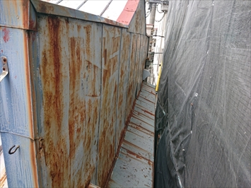 目黒区中央町で雨漏りしているトタン張りの建物は葺き替え工事と張り替え工事で直します