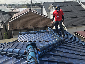 複雑な形状の屋根を歩くのは危険