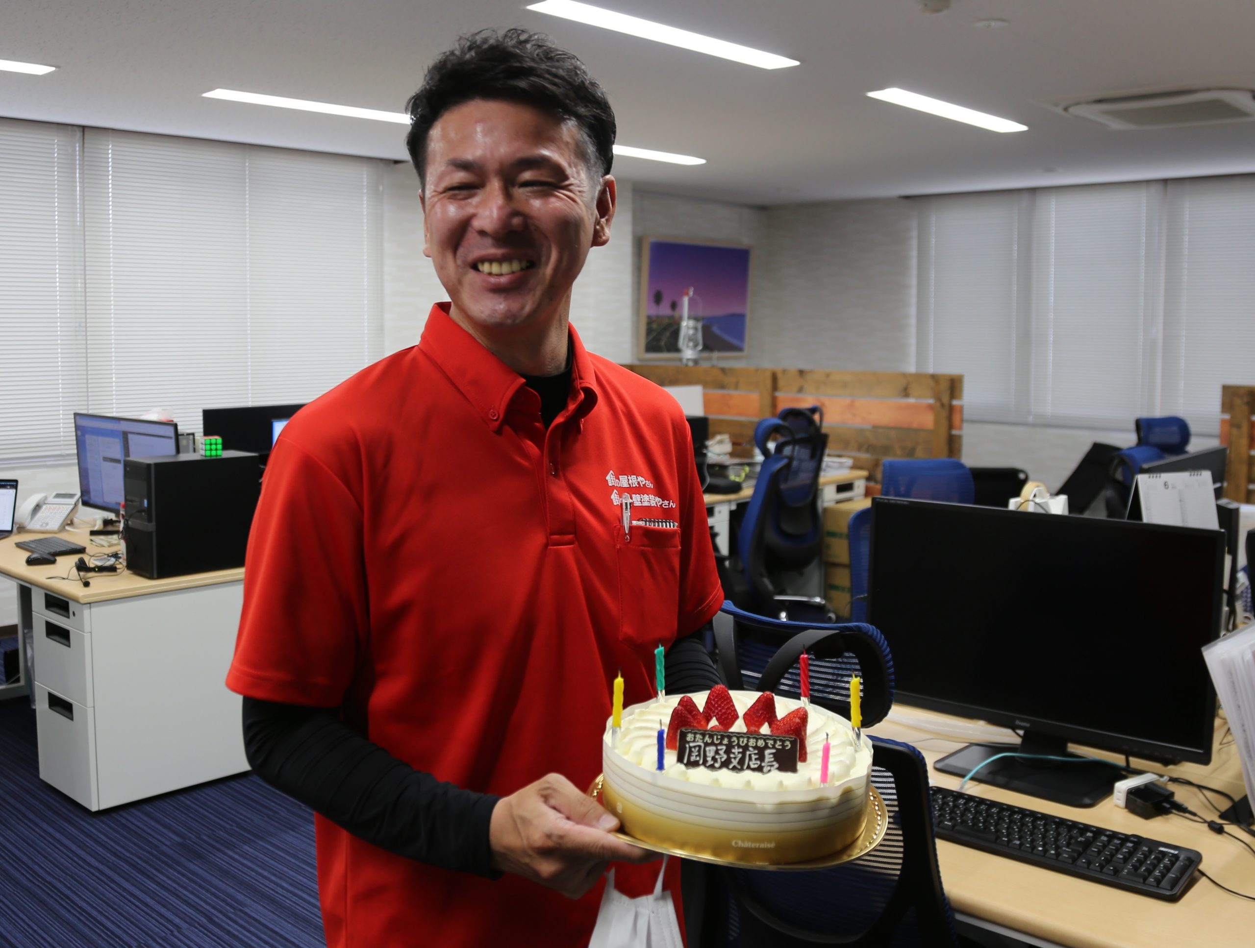 ケーキを持つ岡野支店長