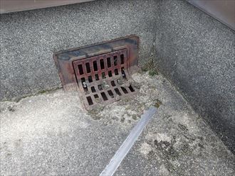 ドレンの詰まりが原因で雨漏りも有り得ます