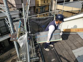 屋根部分葺き替え工事にてコロニアルクァッドを荷揚げ