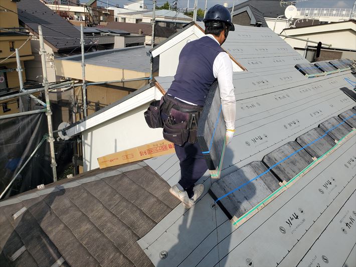 屋根部分葺き替えにてコロニアルクァッドを荷揚げ