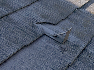 割れたスレート屋根