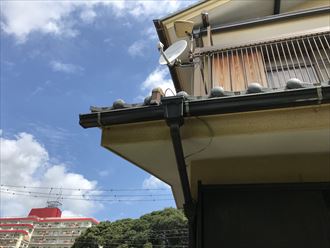 雨樋の位置がズレています