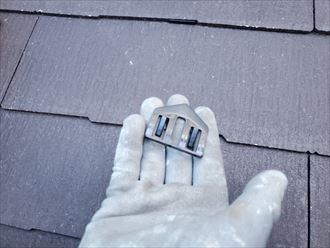 屋根塗装工事にてタスペーサーを設置
