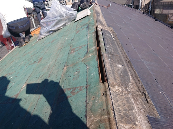 古いスレートを剥がします