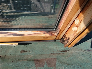 雨漏りの跡