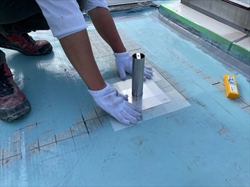 雨漏りのある屋上への防水工事は通気緩衝工法で！通気緩衝シートと脱気筒で湿気排出