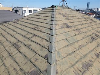 棟板金が捲れており塗膜が劣化しているスレート屋根