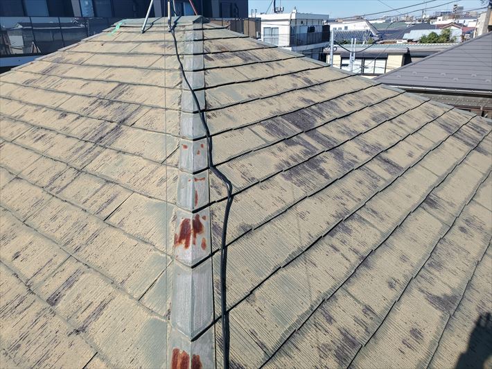 塗膜が剥がれているスレート屋根の調査