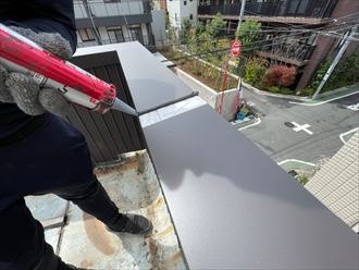 パラペットの笠木板金を取付け