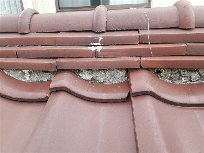 瓦屋根の棟の漆喰の剥がれ