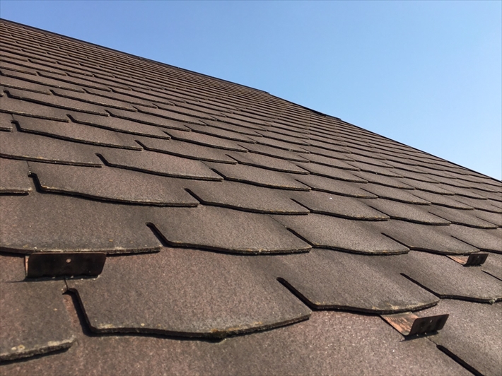 日野市さくら町にて屋根の点検、シンフォニーグランデという珍しい屋根材が使用されておりました