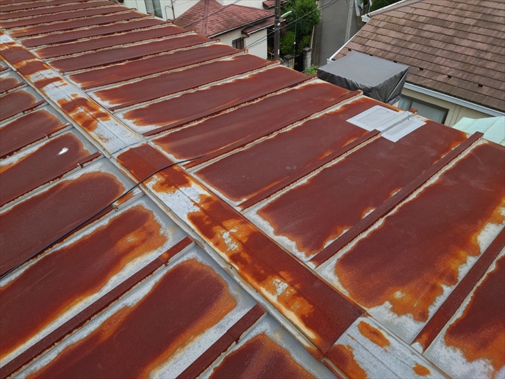 錆びて真っ赤な屋根