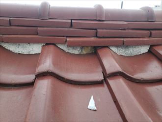 瓦屋根の漆喰の剥がれは雨漏りに繋がります