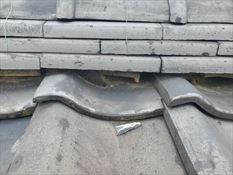 墨田区京島にて瓦屋根の調査、漆喰の剥がれは雨漏りに繋がります