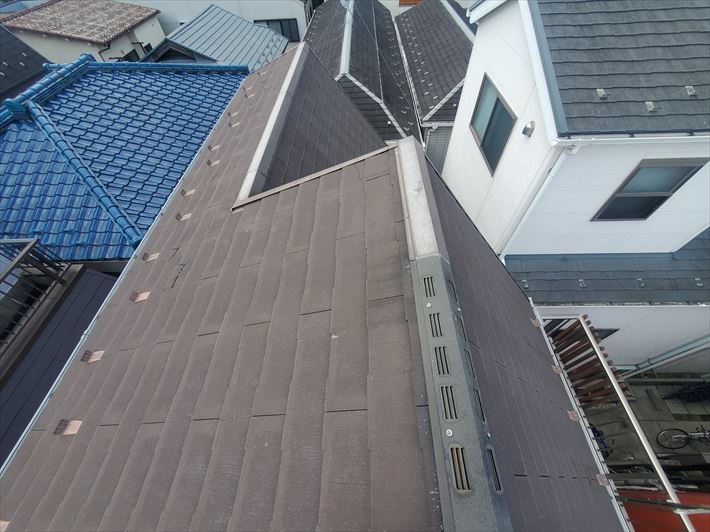 コロニアルNEOの屋根を屋根カバー工事にてメンテナンスのご提案