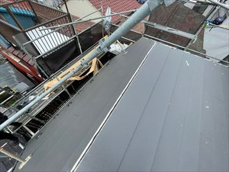 屋根カバー工事にてスーパガルテクトを設置