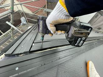 屋根カバー工事にて樹脂製貫板を取付け