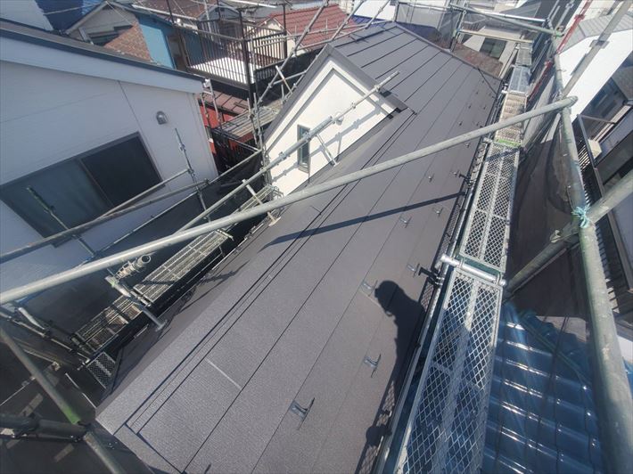 屋根カバー工事にてスーパーガルテクトを使用