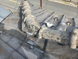 台東区日本堤にて漆喰が剥がれて葺き土が露出した瓦屋根の棟のメンテナンスのご相談