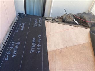 屋根部分葺き直し工事にて野地板と防水紙を敷設
