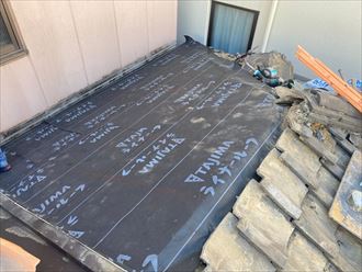 屋根部分葺き直し工事にて野地板と防水紙を敷設