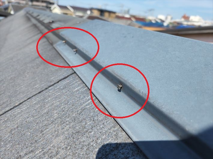 スレート屋根の棟板金の釘浮き